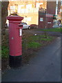 New Milton: postbox № BH25 185, Barton Court Avenue