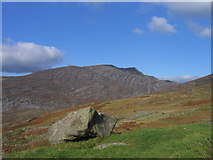SH6426 : Carreg enfawr uwchben Cwm Nantcol / Huge rock above Cwm Nantcol by Ian Medcalf