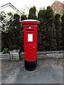 TM1279 : Victoria Close Edward VII Postbox by Geographer