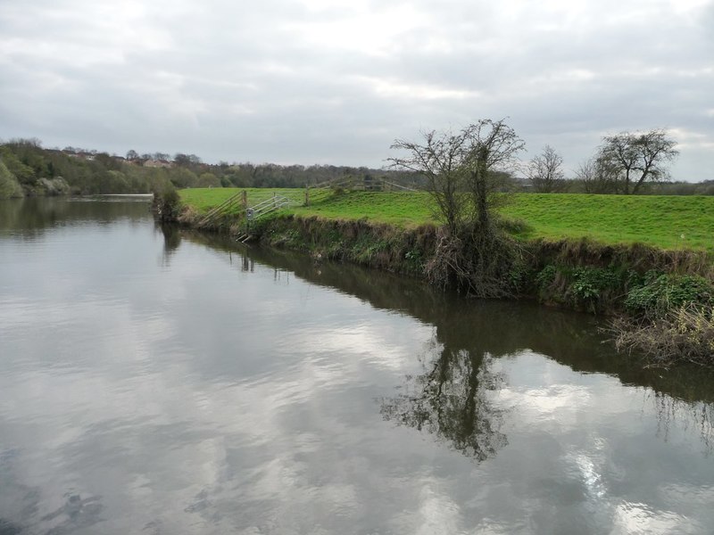 Drain outfall, River Don, Sprotbrough... © Christine Johnstone ...