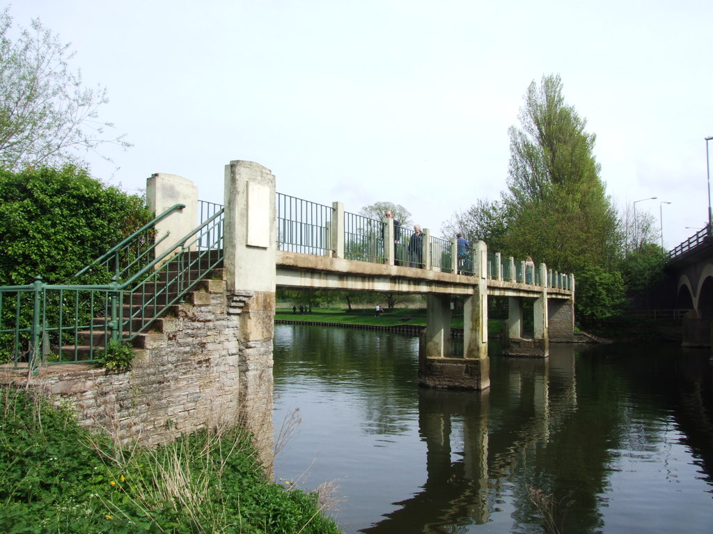 Footbridge over the River Avon,... © Chris Whippet :: Geograph Britain ...