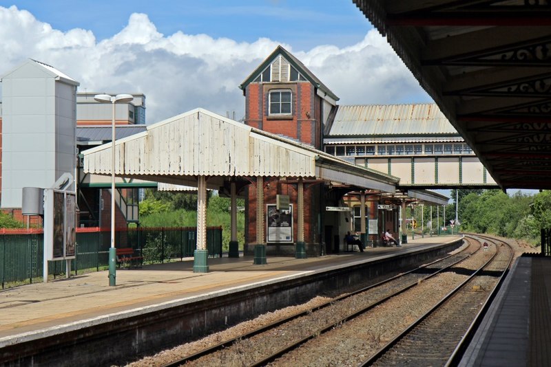 Platform 2, Wrexham General railway... © El Pollock :: Geograph Britain ...