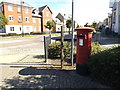 TM1941 : Ravenswood Avenue & Ravenswood Avenue Postbox by Geographer