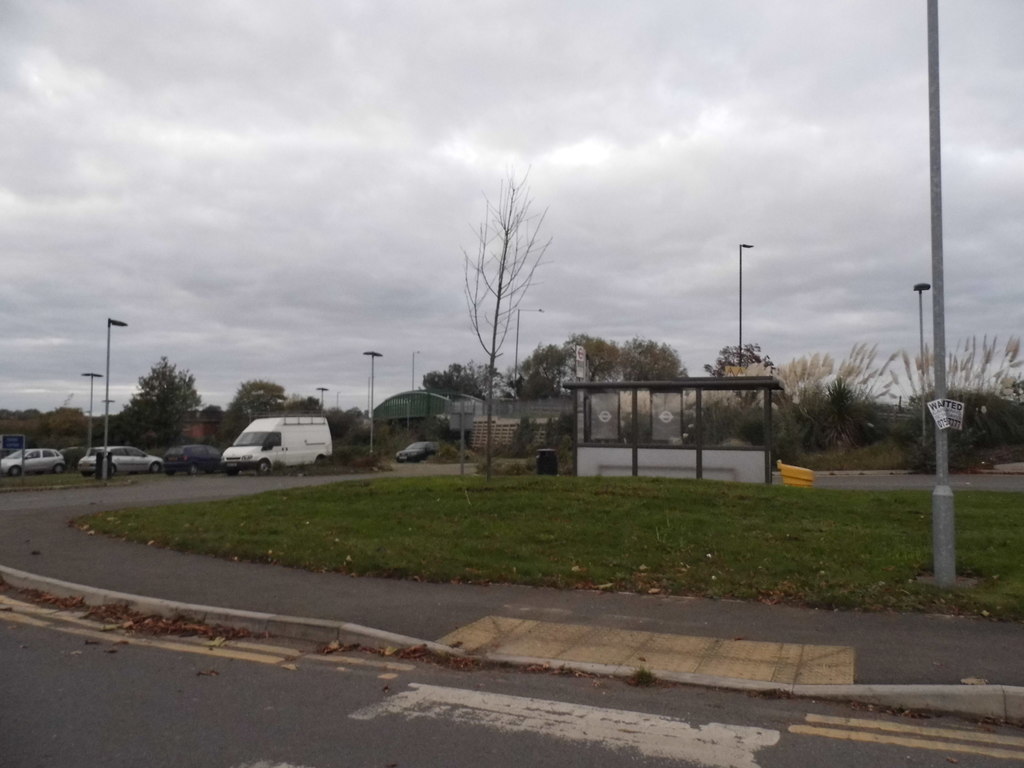 Bus stop by Bedfont Road © David Howard :: Geograph Britain and Ireland