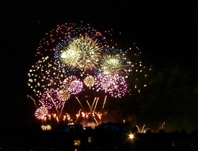 NT2573 : Hogmanay fireworks over Edinburgh Castle, 2015 by kim traynor