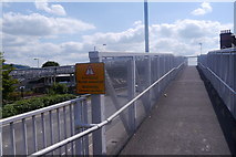 SJ2207 : Footbridge over the A483 to the platforms at Welshpool railway station by Phil Champion
