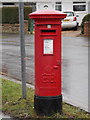 Ashtead: postbox № KT21 21, Overdale