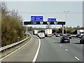 SU8390 : Southbound M40, Sign Gantry approaching Junction 4 by David Dixon