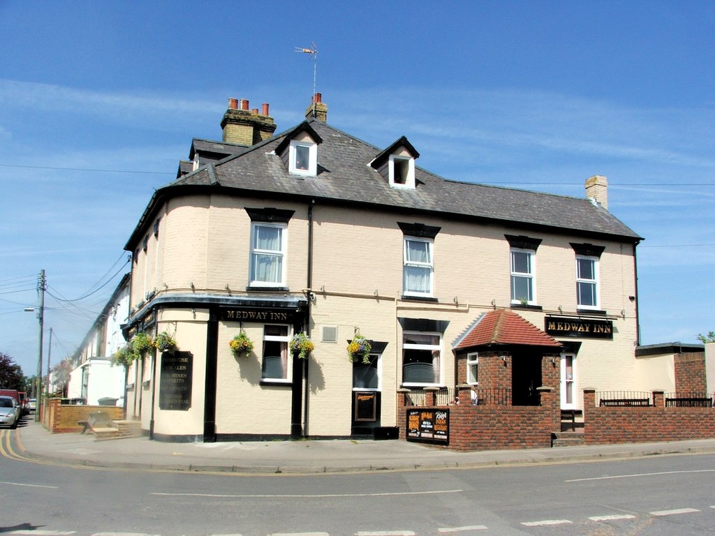 Medway Inn, Wouldham © Chris Whippet :: Geograph Britain and Ireland