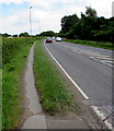 Narrow path at the edge of Southampton Road, Romsey