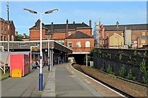 SD5805 : Along platform 1, Wigan Wallgate railway station by El Pollock