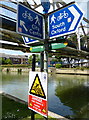 Signpost next to the Grandpont footbridge