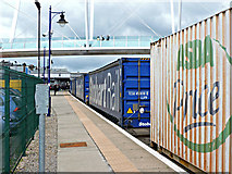 NS7993 : Container train at Stirling station by Thomas Nugent