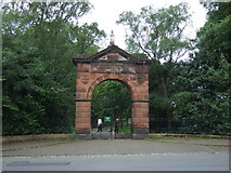 NT2375 : Park gates, Inverleith by JThomas