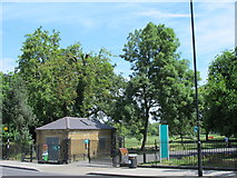 TQ3286 : Entrance to Clissold Park opposite Riversdale Road by Mike Quinn
