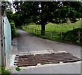 Grid across a lane to Quarryhill Farm, Thrupp