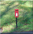TA0977 : Elizabeth II postbox on Castle Hill, Hunmanby by JThomas