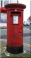 TA0389 : Elizabeth II postbox on Trafalgar Road, Scarborough by JThomas