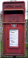 TA0384 : Close up, Elizabeth II postbox on Station Road, Crossgates by JThomas