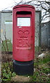 TA0383 : Elizabeth II postbox on Salter Road, Seamer Industrial Estate by JThomas