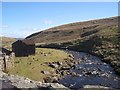 NY8620 : Lune Head Beck and Field Barn by Les Hull
