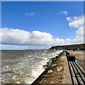 Llanw uchel ym Mae Colwyn / High tide at Colwyn Bay