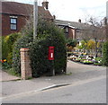 Elizabeth II postbox on Station Road North, Belton