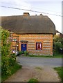 Thatched cottage: 