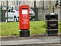 Litter bin and E II R postbox (SK4 99)