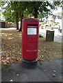 Elizabeth II postbox on Oakleigh Park South N20