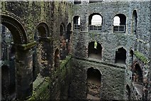 TQ7468 : Rochester Castle: The spine wall, arcaded at second floor level by Michael Garlick