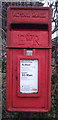 TA0145 : Close up, Elizabeth II postbox, White House Farm, Scorborough by JThomas
