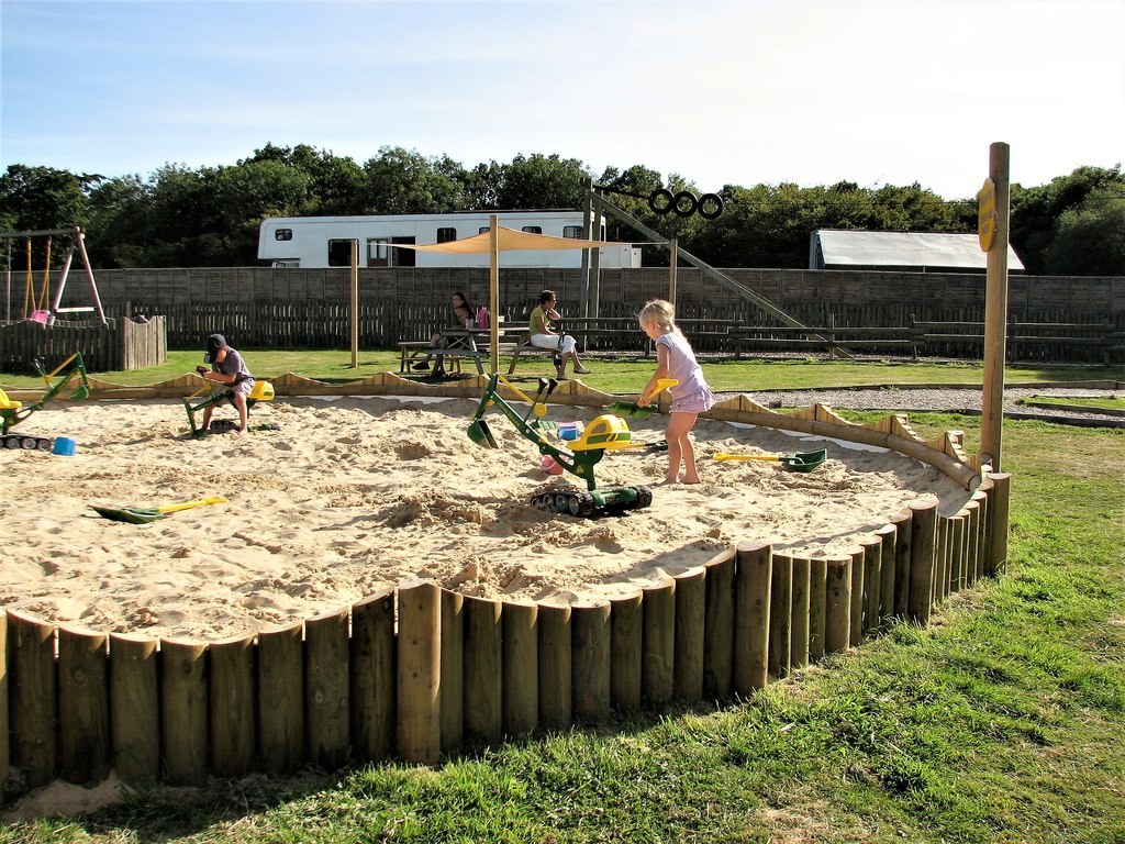 sand-pit-with-lid-twoey