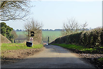 SU4335 : Road to New Barn Farm by Robin Webster