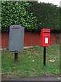 Elizabeth II postbox on Lutterworth Road, Burbage