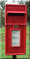 Close up, Elizabeth II postbox on Lychgate Lane, Aston Flamville