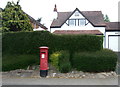 Elizabeth II postbox on Peterbrook Road, Major