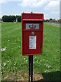 NS8883 : Elizabethan postbox on Burnside Place, Carronshore by JThomas