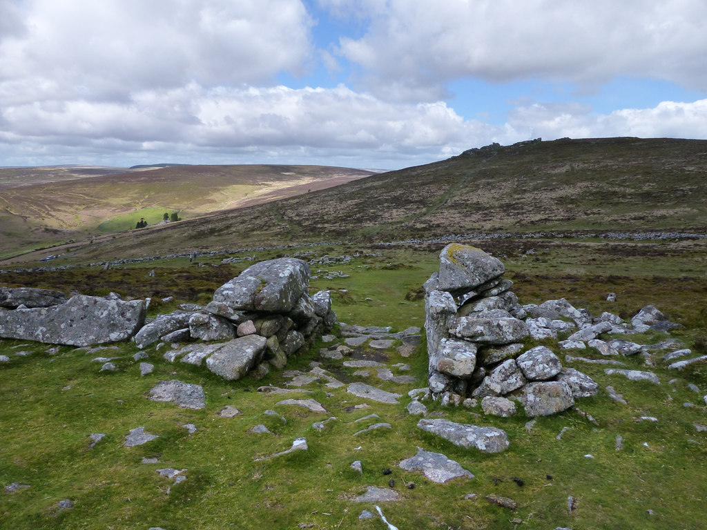 grimspound-entrance-hookney-tor-and-chris-gunns-geograph