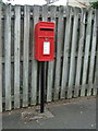 Elizabeth II postbox on Trelissick Fields, Hayle