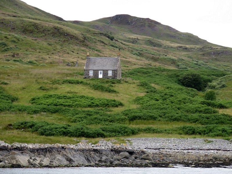 Remote bothy in Gleann a' Mhaoil, Scarba © Andrew Curtis :: Geograph ...