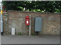TL3985 : Elizabeth II postbox on London Road, Chatteris by JThomas