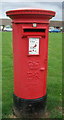 TL4086 : Elizabeth II postbox on New Road, Chatteris by JThomas