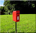 Queen Elizabeth II postbox facing Ffordd Dinefwr, Creigiau