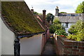 Saffron Walden: alleyway from the churchyard to Castle Street