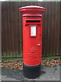 TF6420 : Elizabeth II postbox on Queensway, Gaywood by JThomas