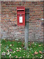 Elizabeth II postbox, Drointon