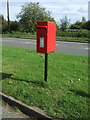 Elizabeth II postbox on Raynham Road, Hempton