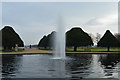 TQ1568 : Fountain, Hampton Court Gardens by N Chadwick