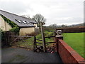 Llwybr cyhoeddus Heol Cwmbach / Heol Cwmbach public footpath